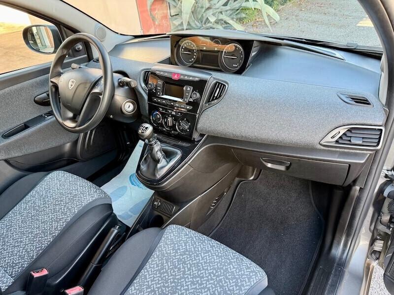 Lancia Ypsilon 1.0 FireFly 5 porte S&S Hybrid Ecochic Silver