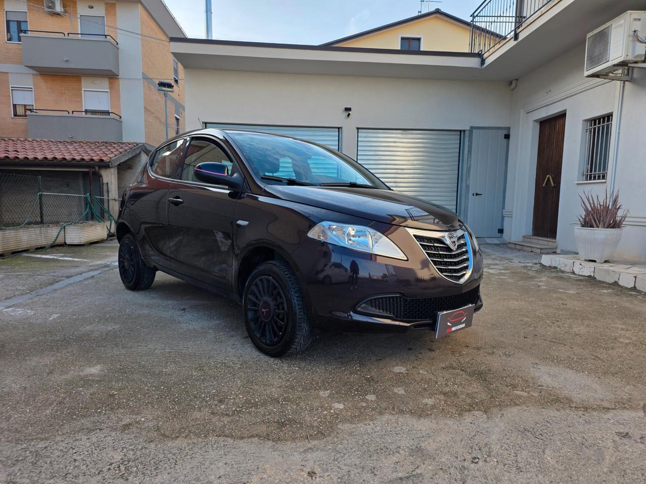 Lancia Ypsilon 0.9 TwinAir 85 CV 5 porte Metano Ecochic Elefantino
