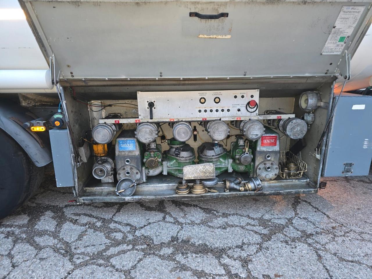 TRATTORE STRADALE RENAULT CON CISTERNA OMT