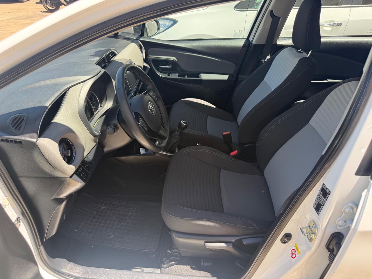 Toyota Yaris 1.5 5 porte Lounge NUOVA