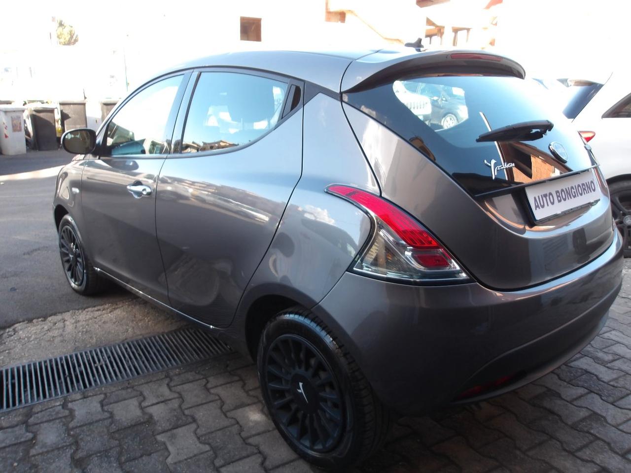 Lancia Ypsilon 1.0 firefly hybrid Silver s&s 70cv