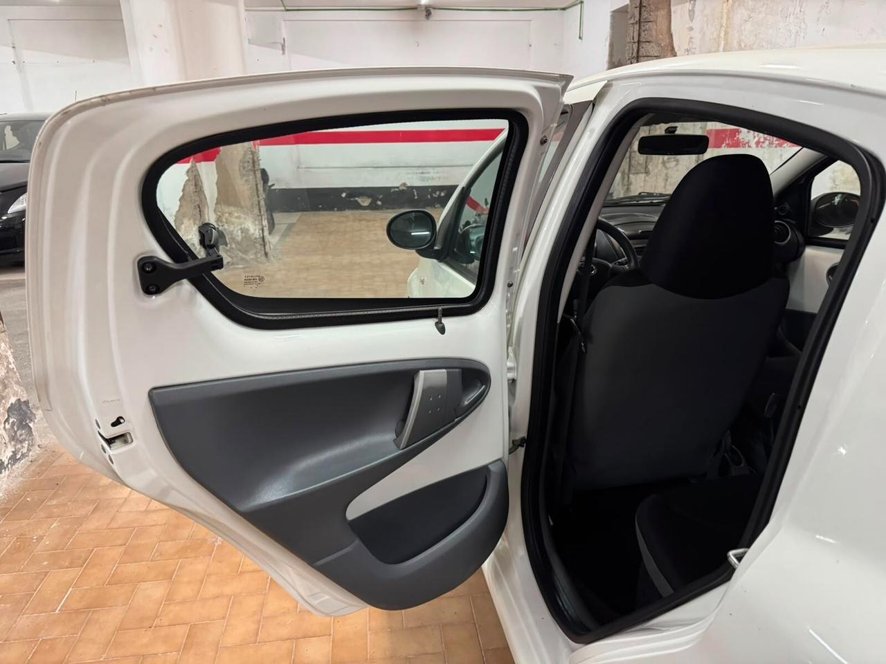 TOYOTA AYGO 1.0 CONNECT – SOLO 59.000 KM – GARANZIA – NEOPATENTATI OK”.