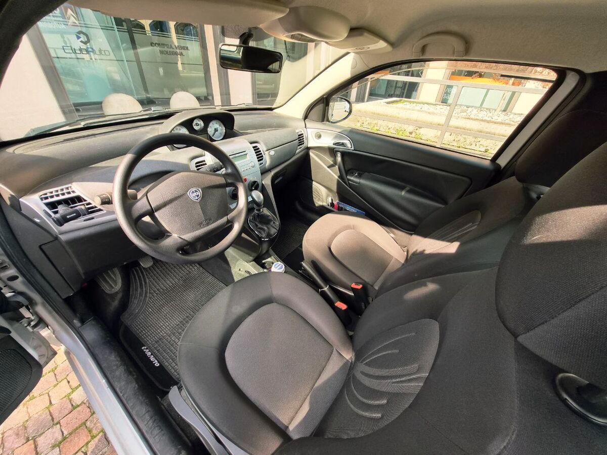 Lancia Ypsilon 1.2 8v Unyca