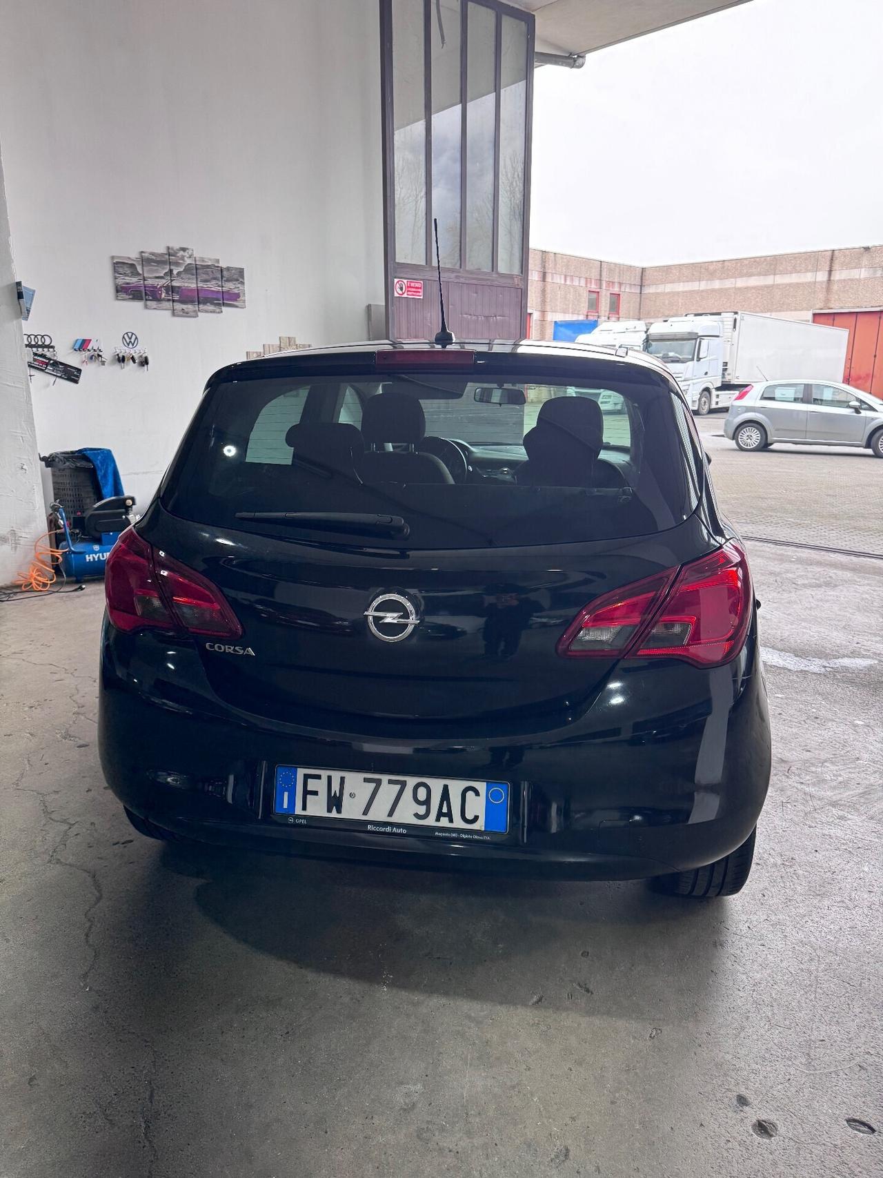 Opel Corsa 1.2 5 porte Black Edition