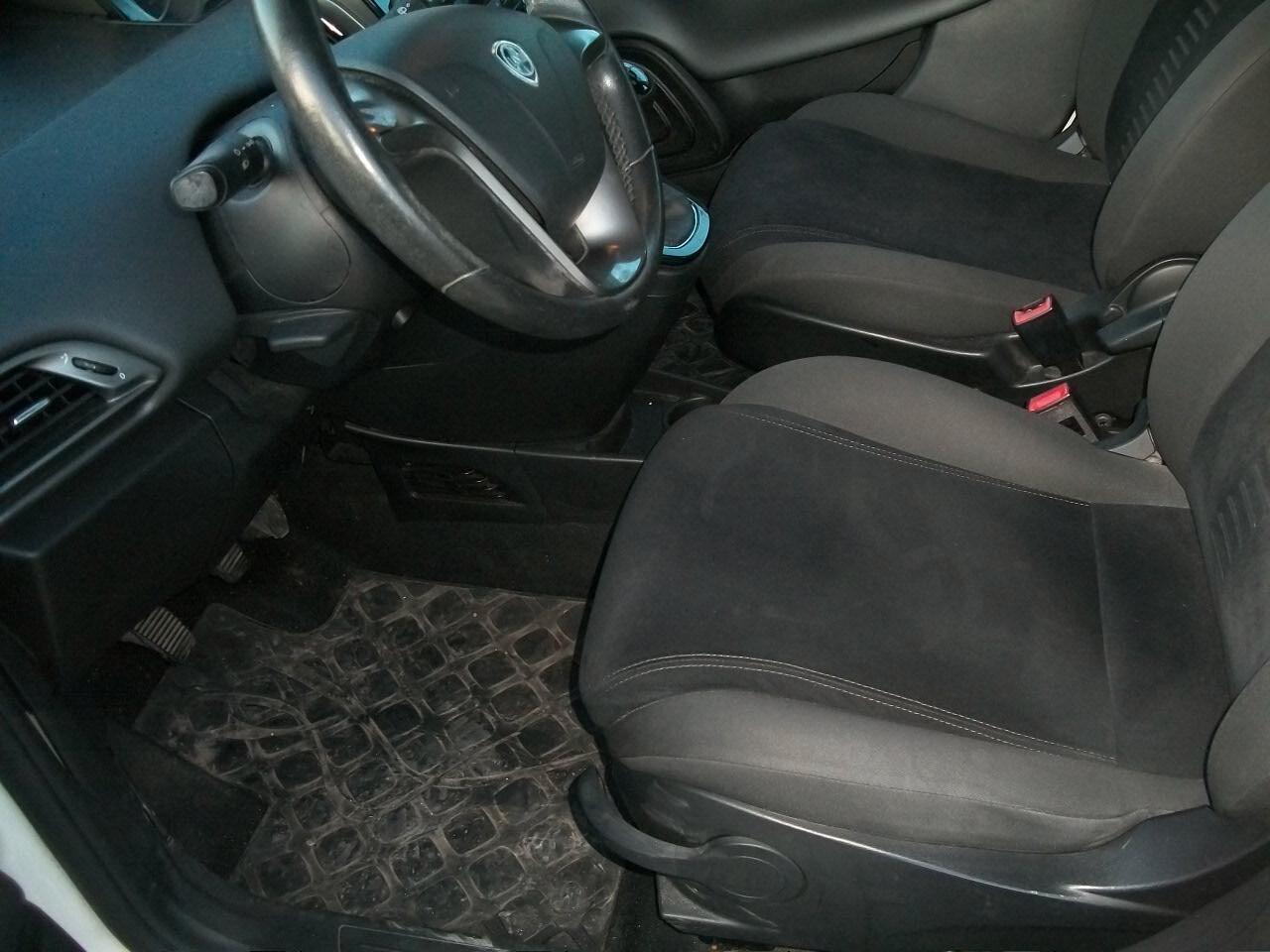 Lancia Ypsilon 1.2 69 CV 5 porte S&S Silver CC 1242 BENZINA EURO 05 KM 92630 TALIANDATI GARANZIA UN ANNO N 08 GOMME E CERCHI N 4 INVERNAL IN FERRO CON COPRI CERCHI 95X100 04 CERCHI IN LEGA ESTIVI 90X100