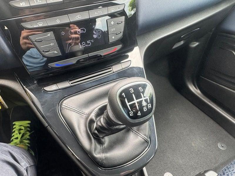 Lancia Ypsilon 1.0 FireFly Hybrid 70cv MT6 Silver S&S - 5 posti