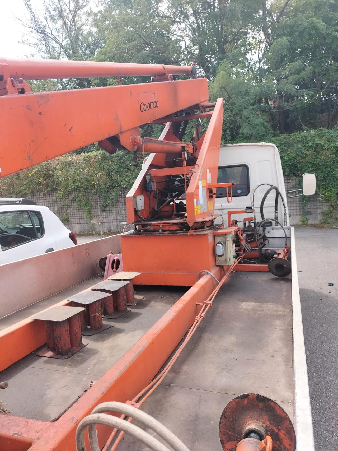 Nissan Trade 100 3.0 turbodiesel CON AUTOGRU