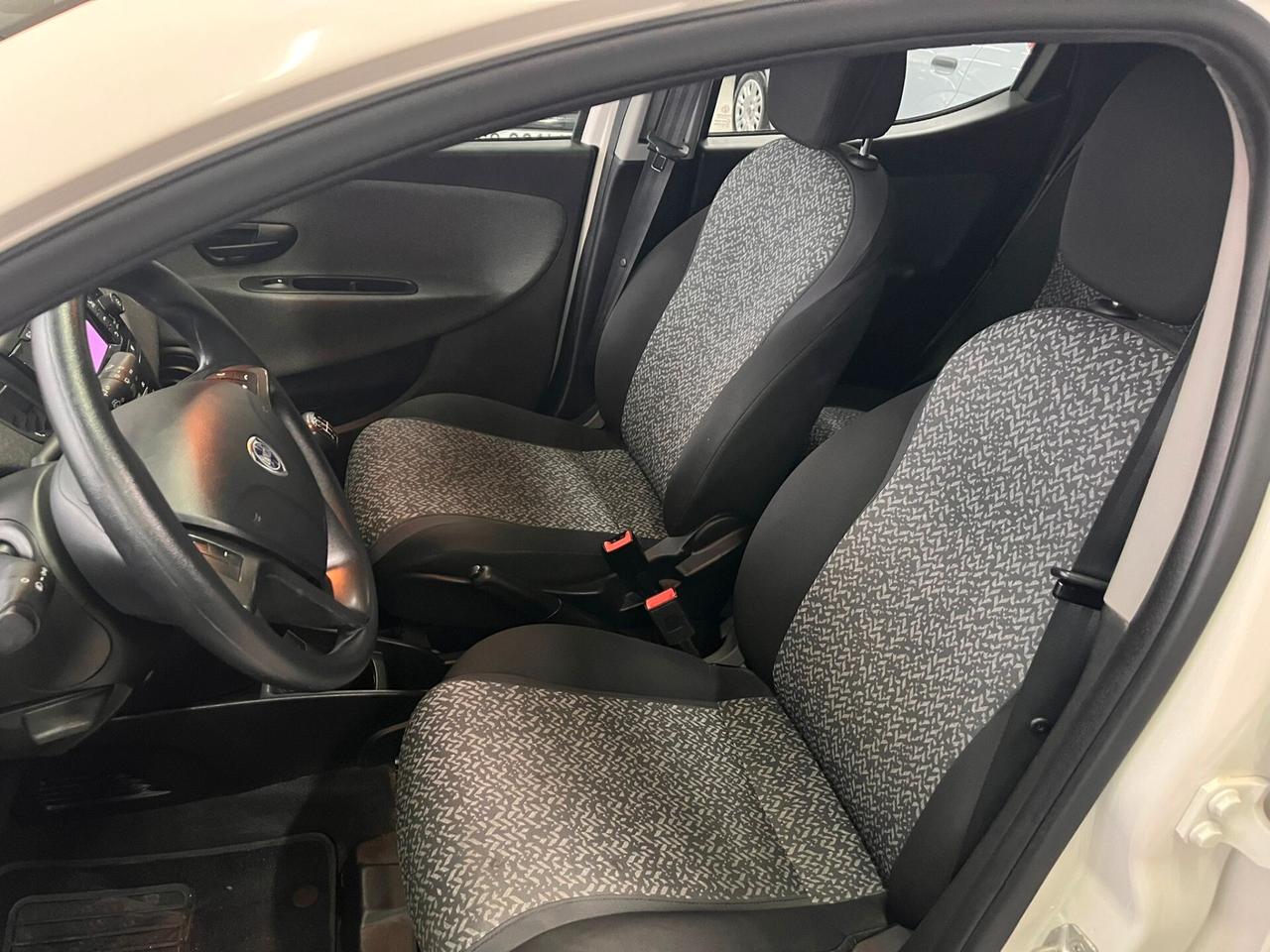 Lancia Ypsilon 1.0 FireFly 5 porte S&S Hybrid Ecochic Silver