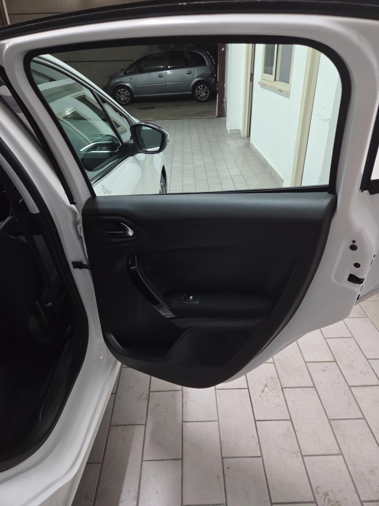 Peugeot 208 PureTech 82 5p. GPL Allure