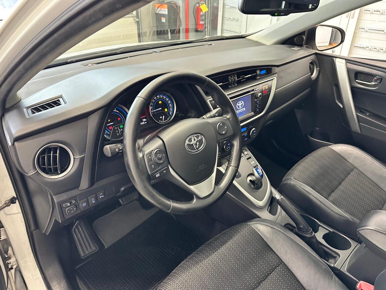 Toyota Auris 5p 1.8h Lounge