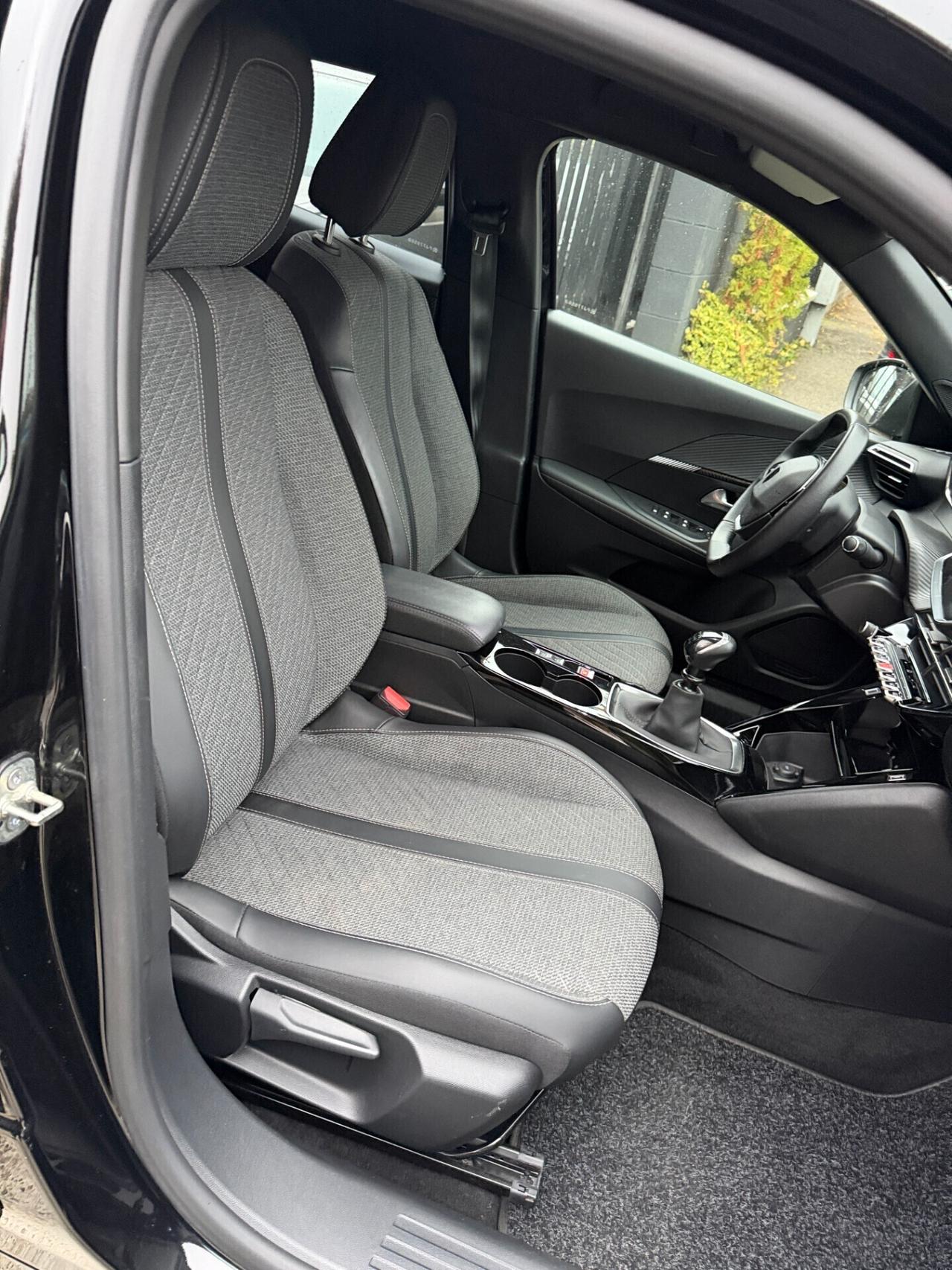 Peugeot 2008 PureTech 100 S&S Allure Black Edition