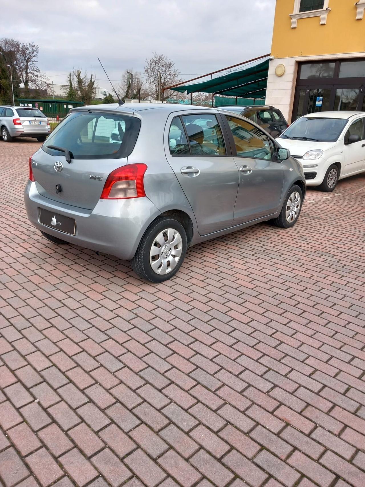 Toyota Yaris 1.0 5 porte