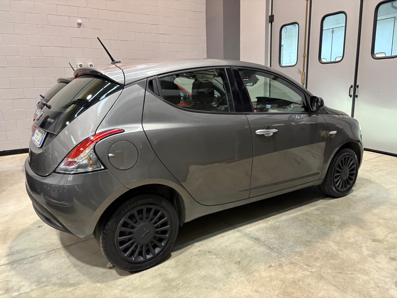 Lancia Ypsilon 1.0 FireFly 5 porte S&S Hybrid Ecochic Silver posti