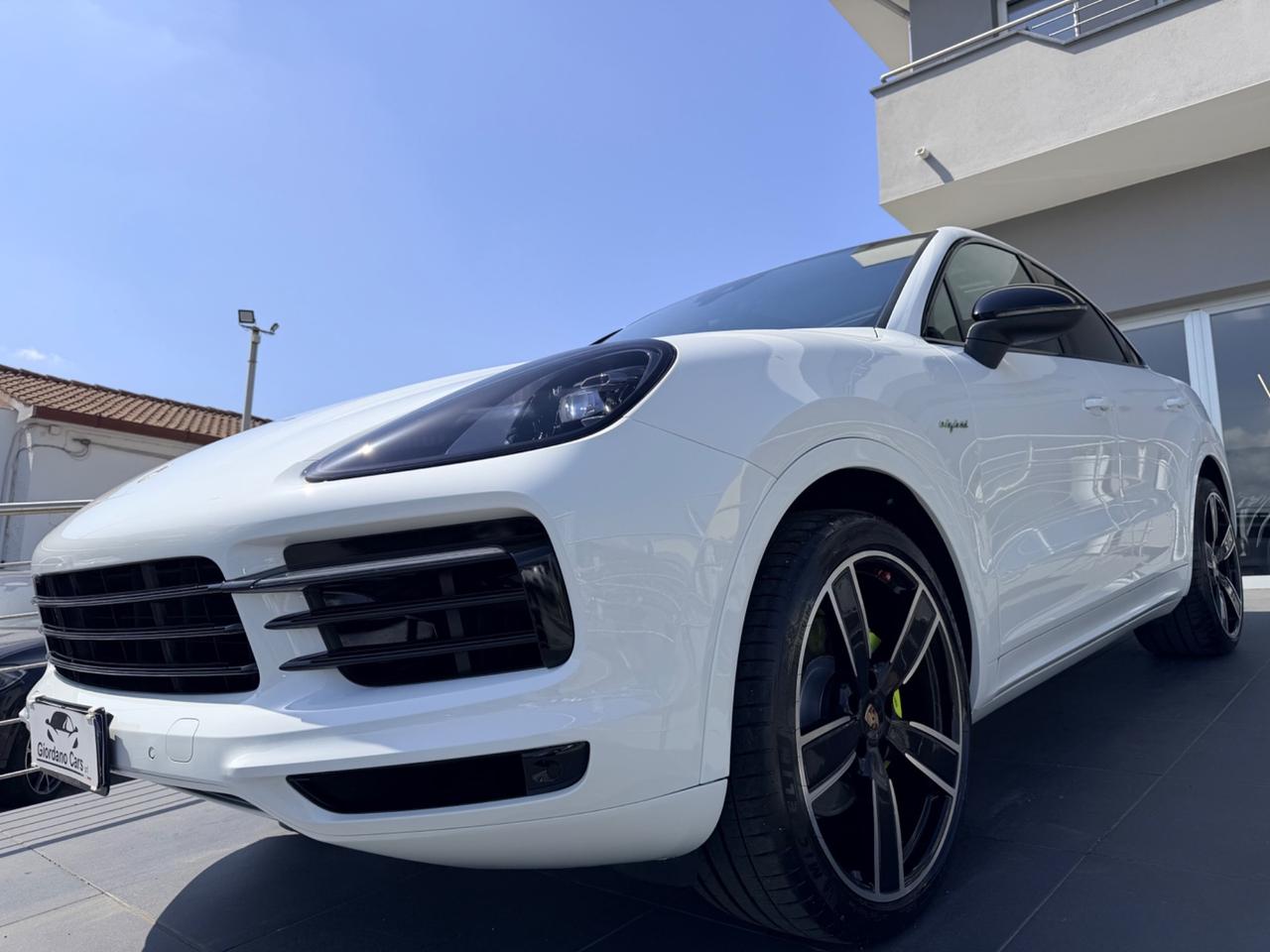 Porsche Cayenne Coupé 3.0 V6 E-Hybrid white edition