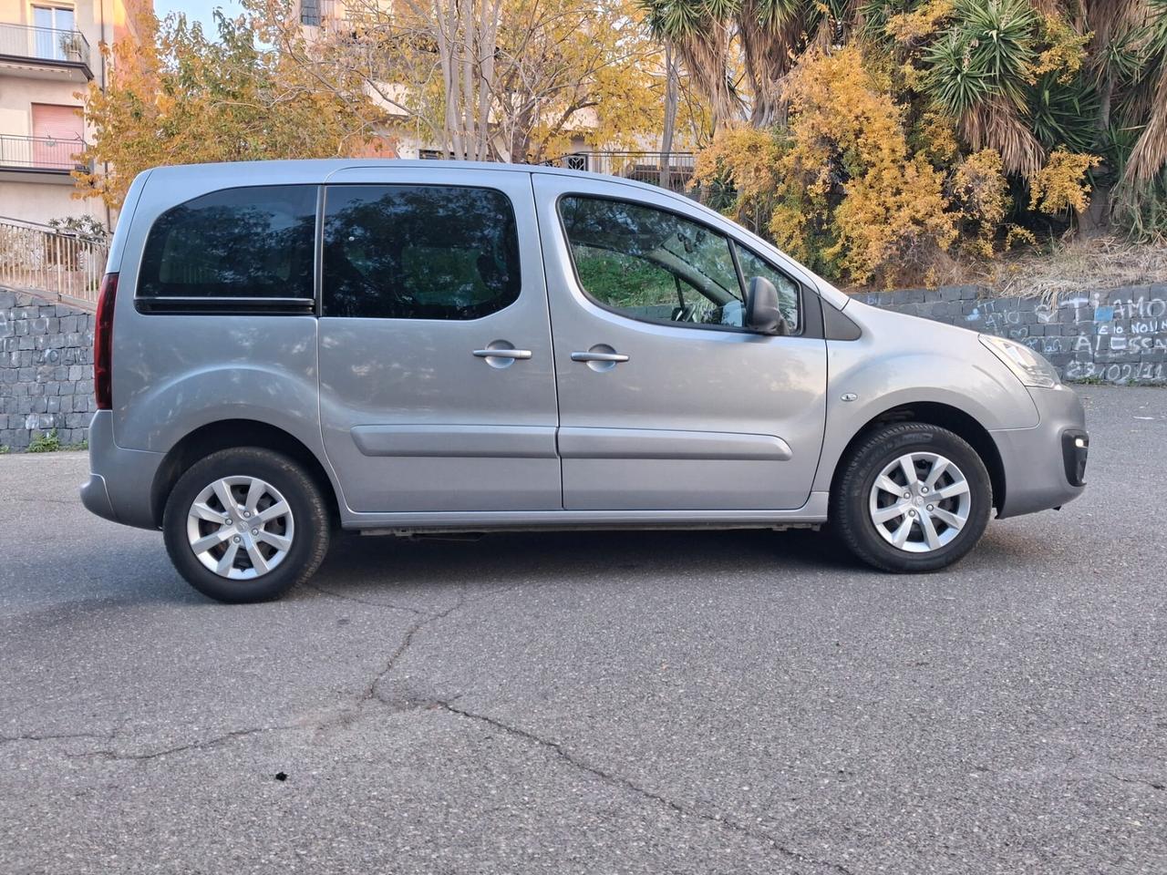 Peugeot Partner Pianale ribassato con rampa disabili in carrozzina