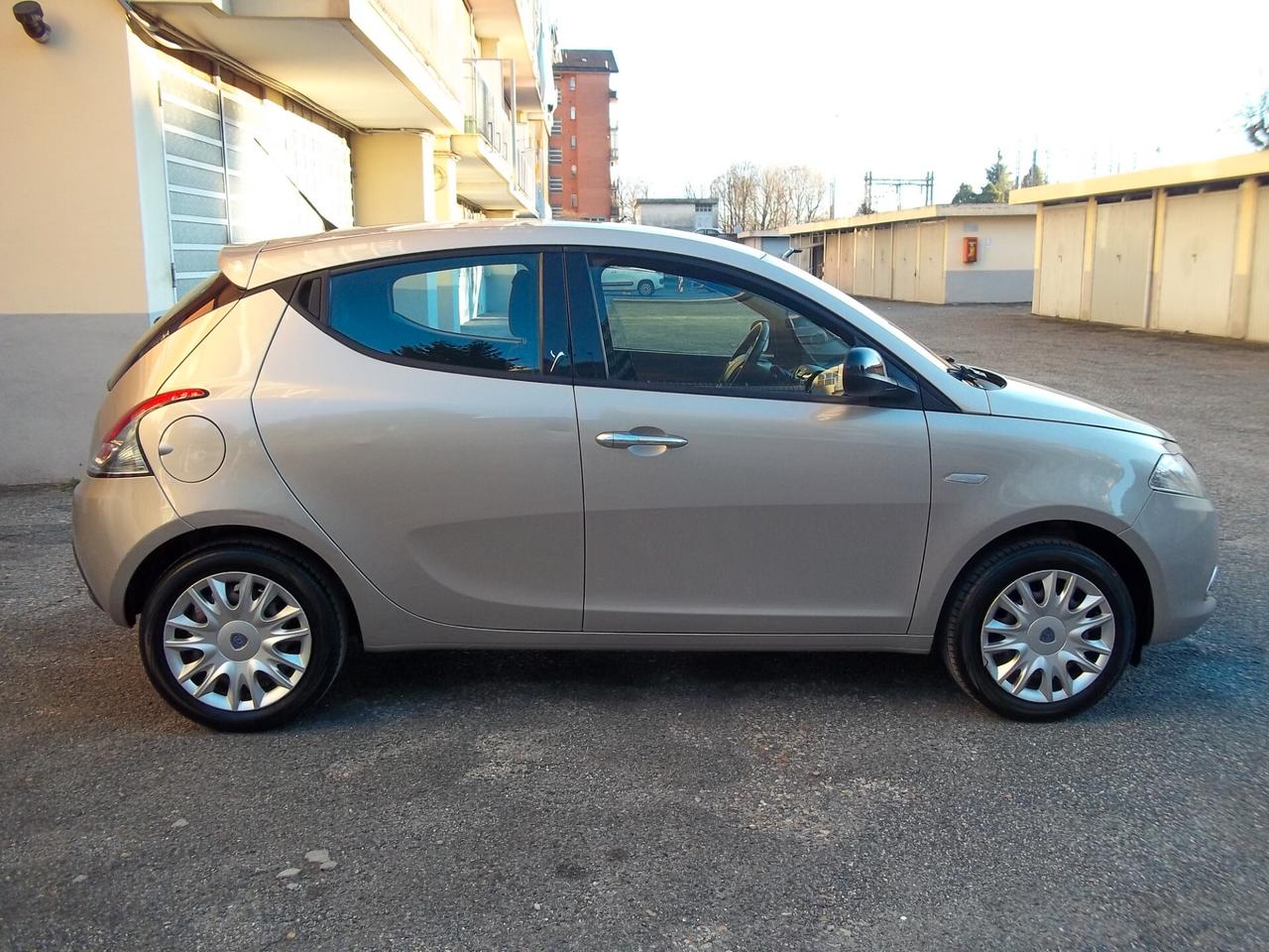 Lancia Ypsilon Gold 1.2 8v Ok neopatentati 5 posti Euro 5B