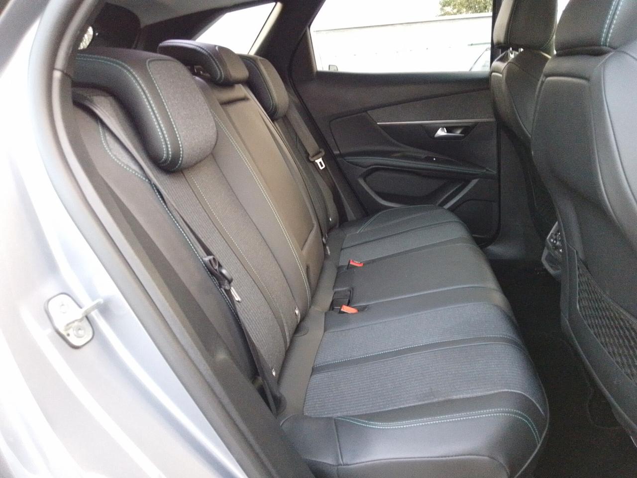 Peugeot 3008 ALLURE PACK 1.5 HDi 130cvEAT8 NAV+RETROCAM. 2023