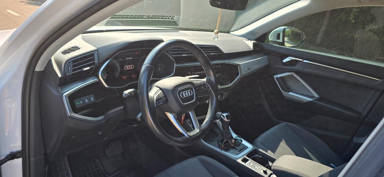 Audi Q3 35 TFSI Business Advanced
