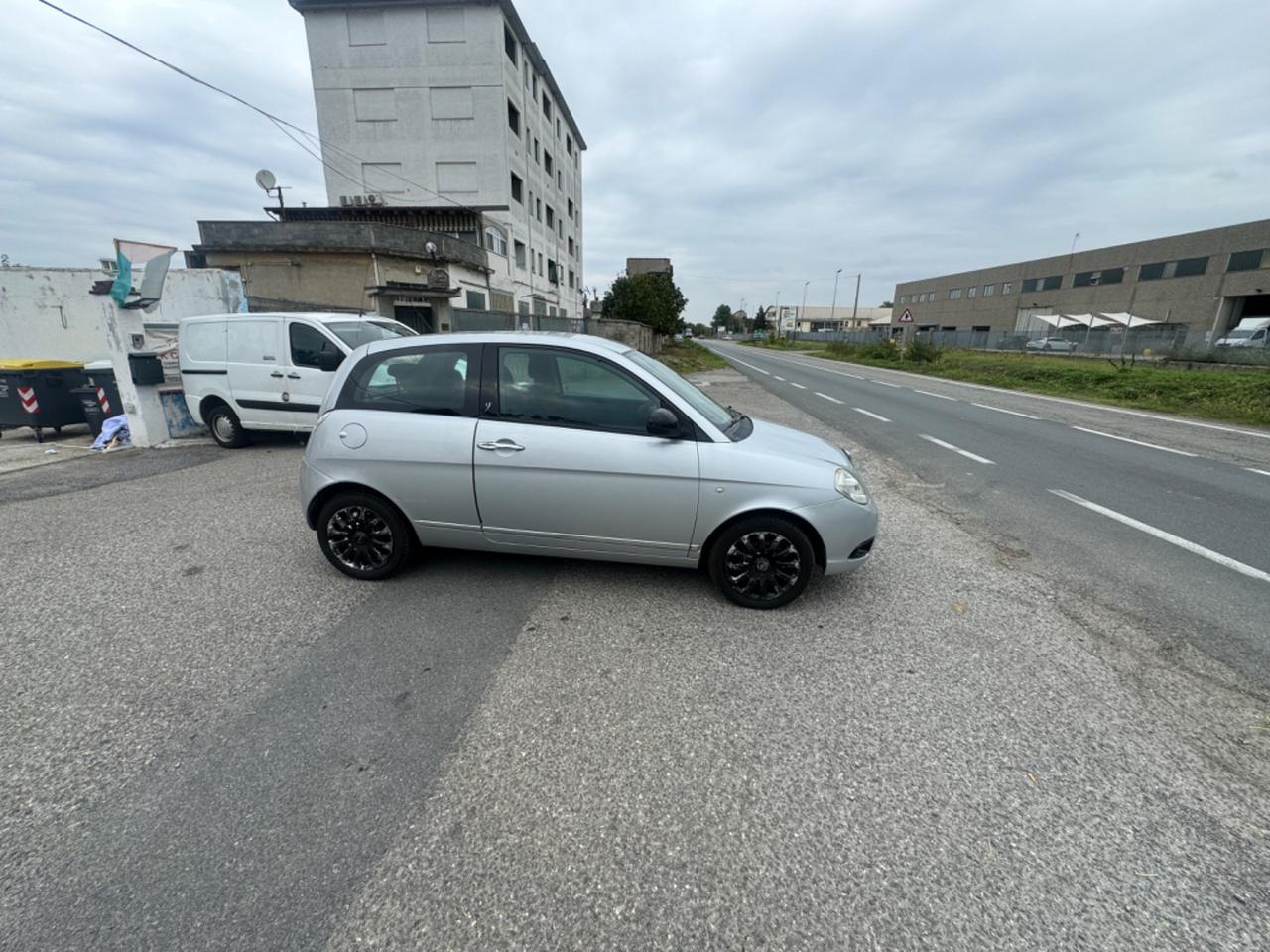 Lancia Ypsilon 1.3 MJT 75 CV Unyca