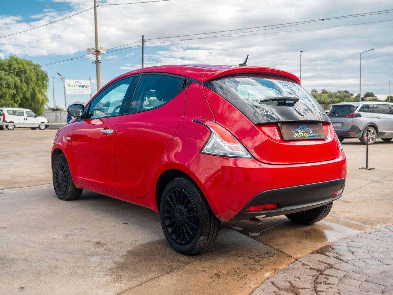 Lancia Ypsilon 1.0 FireFly 5 porte S&S Hybrid Silver