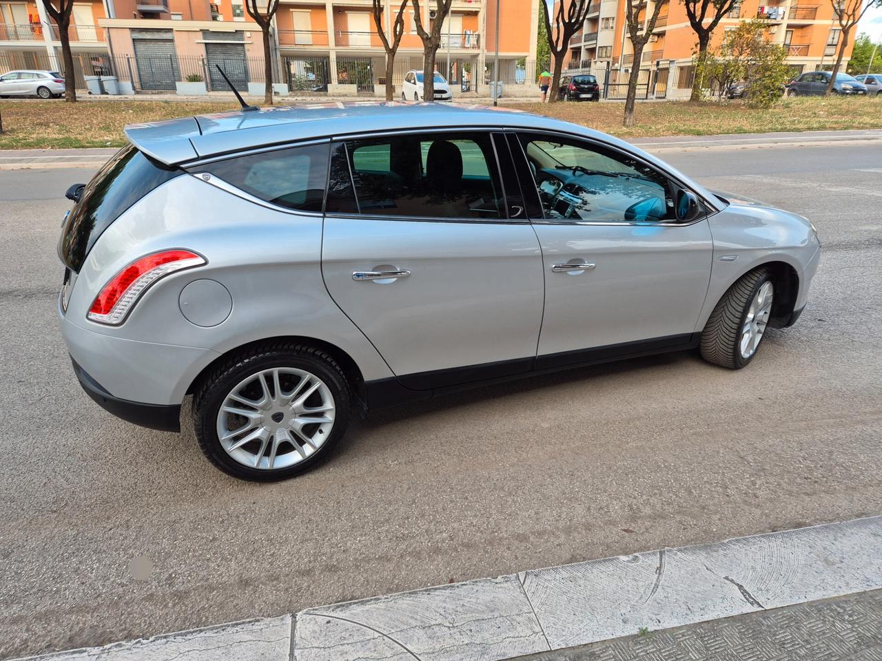 Lancia delta 1.6 multijet 120cv cambio automatico 2014