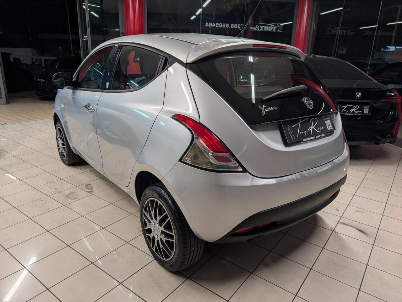 Lancia Ypsilon 0.9 TwinAir 85 CV 5 porte Metano Ecochic Silver