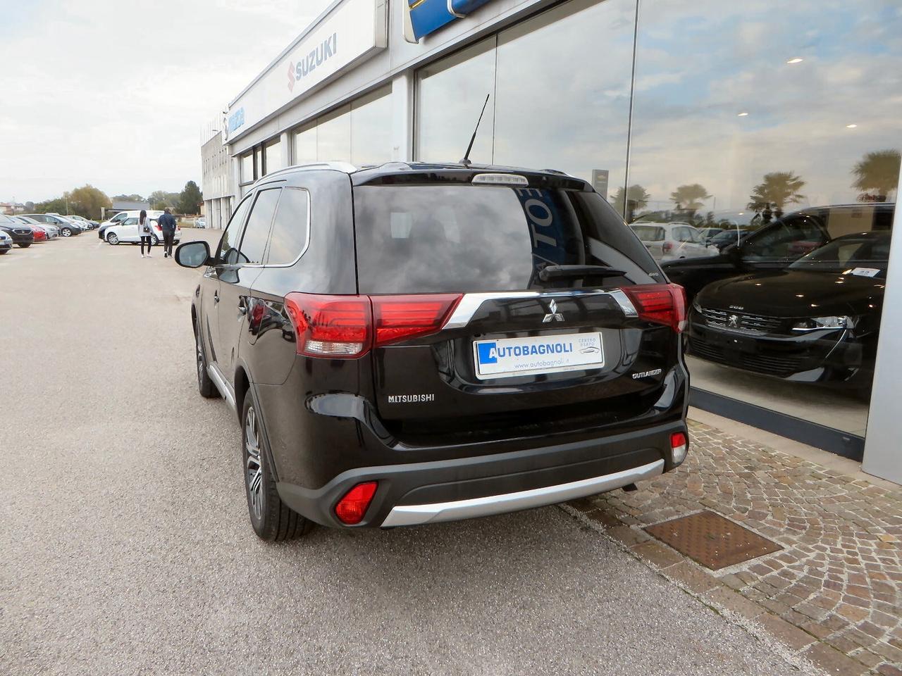 Mitsubishi Outlander INSTYLE PLUS NAVI 2.2 DI-D 4WD Aut. 7 posti