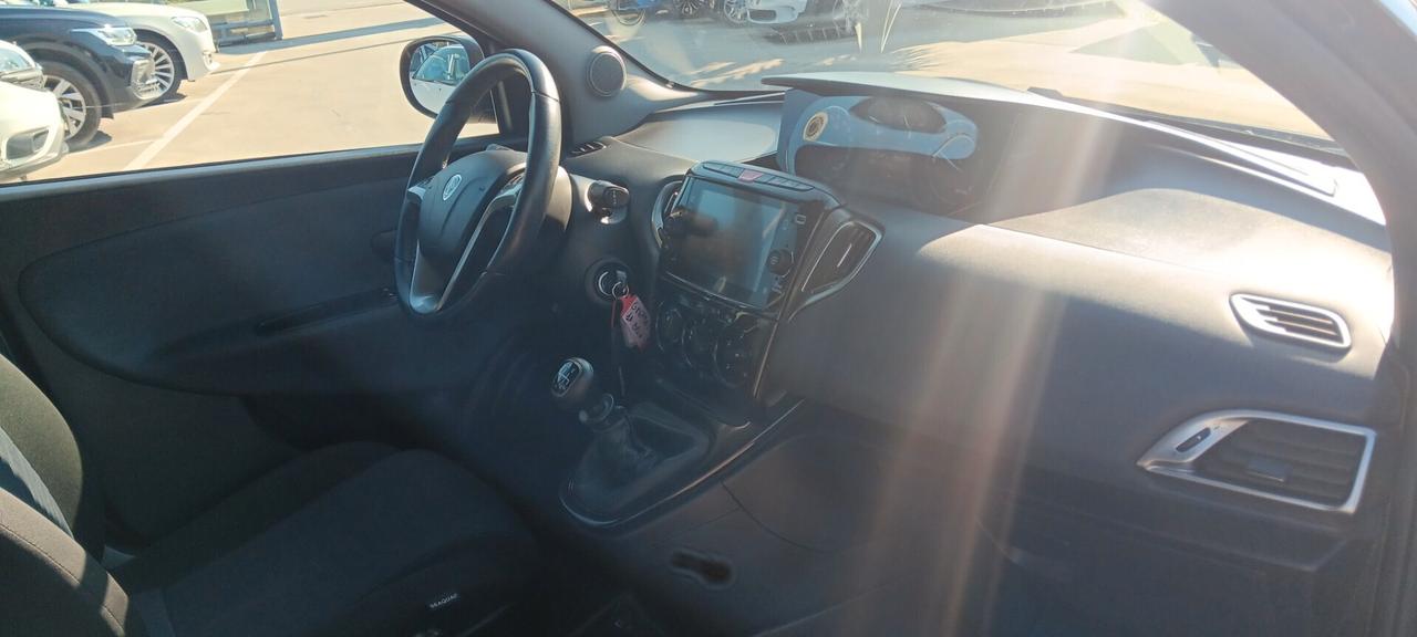 Lancia Ypsilon 1.0 FireFly 5 porte S&S Hybrid Gold