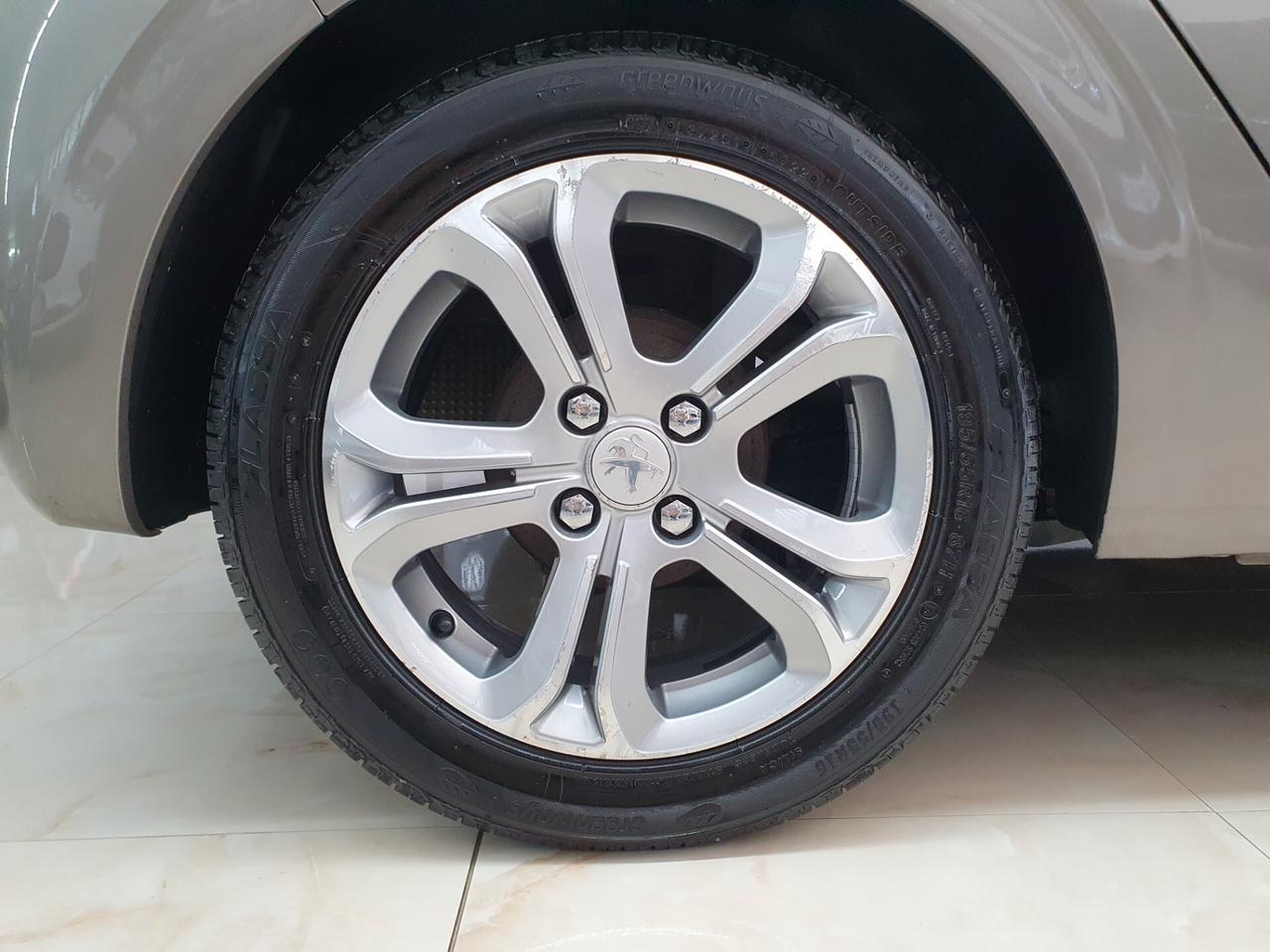 Peugeot 208 1.2 VTi 82 CV Allure 2012