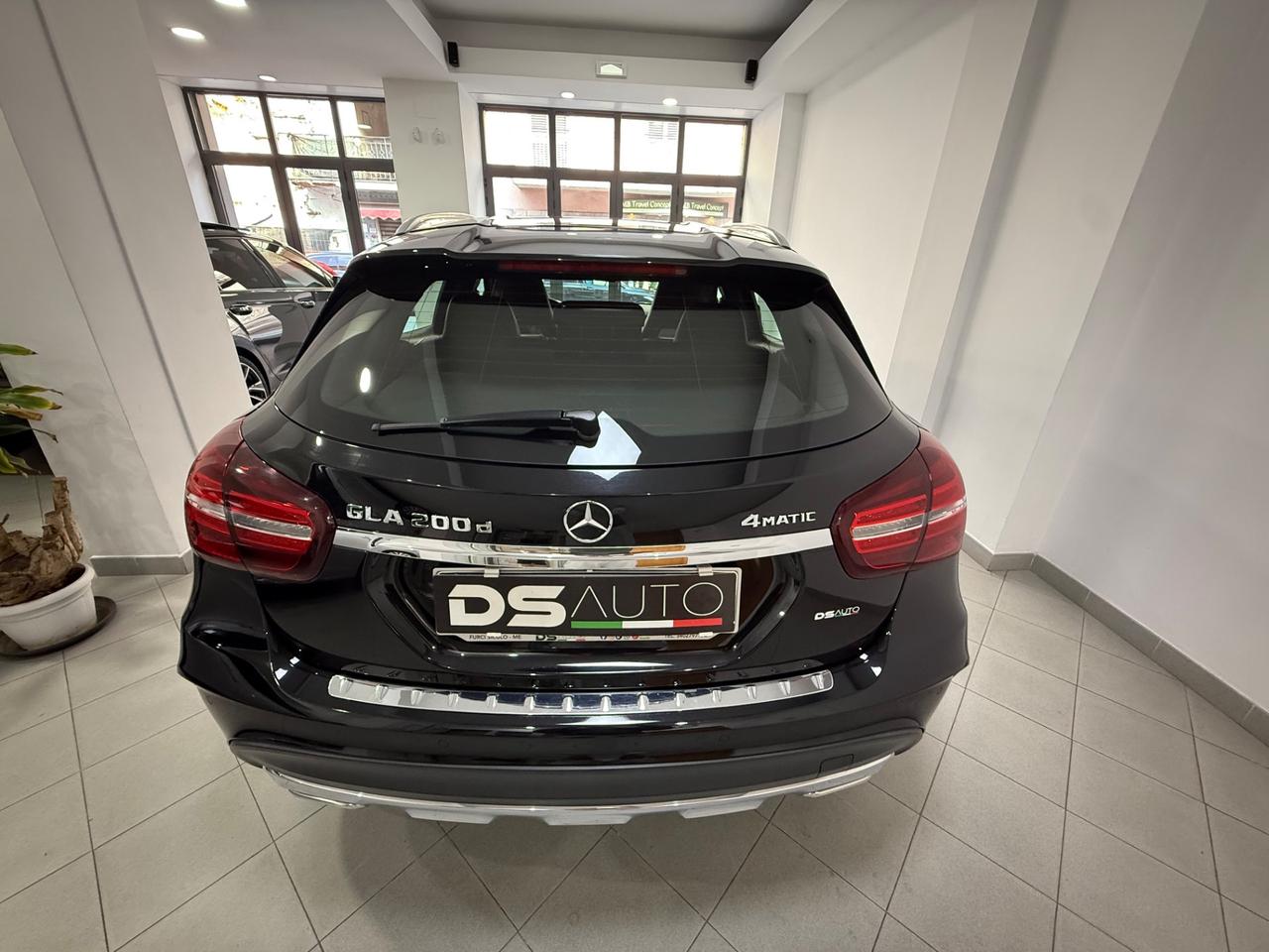 MERCEDES- BENZ GLA 200 D 136CV AMG PREMIUM PLUS 4MATIC