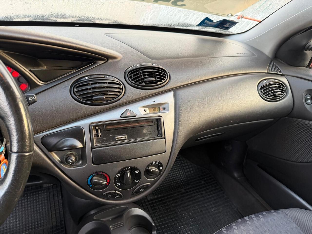 Ford Focus 1.8 TDDi cat 5p. Ghia