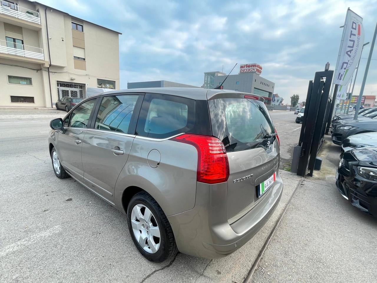 Peugeot 5008 1.6 e-HDi 112CV Stop&Start cambio robotizzato Family