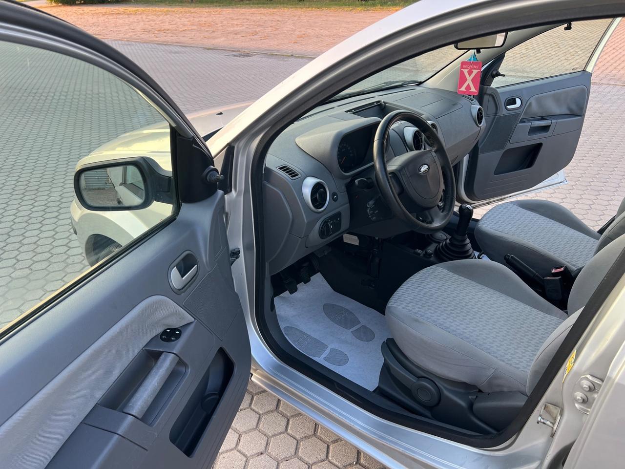 Ford Fiesta 1.2i 16V cat 5 porte Ambiente