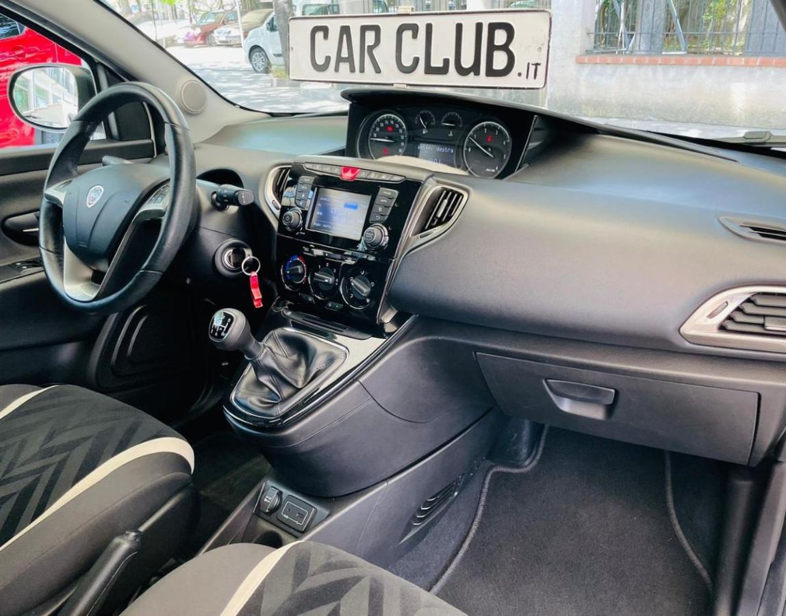 Lancia Ypsilon 1.2 69 cv 5p. GPL Ecochic