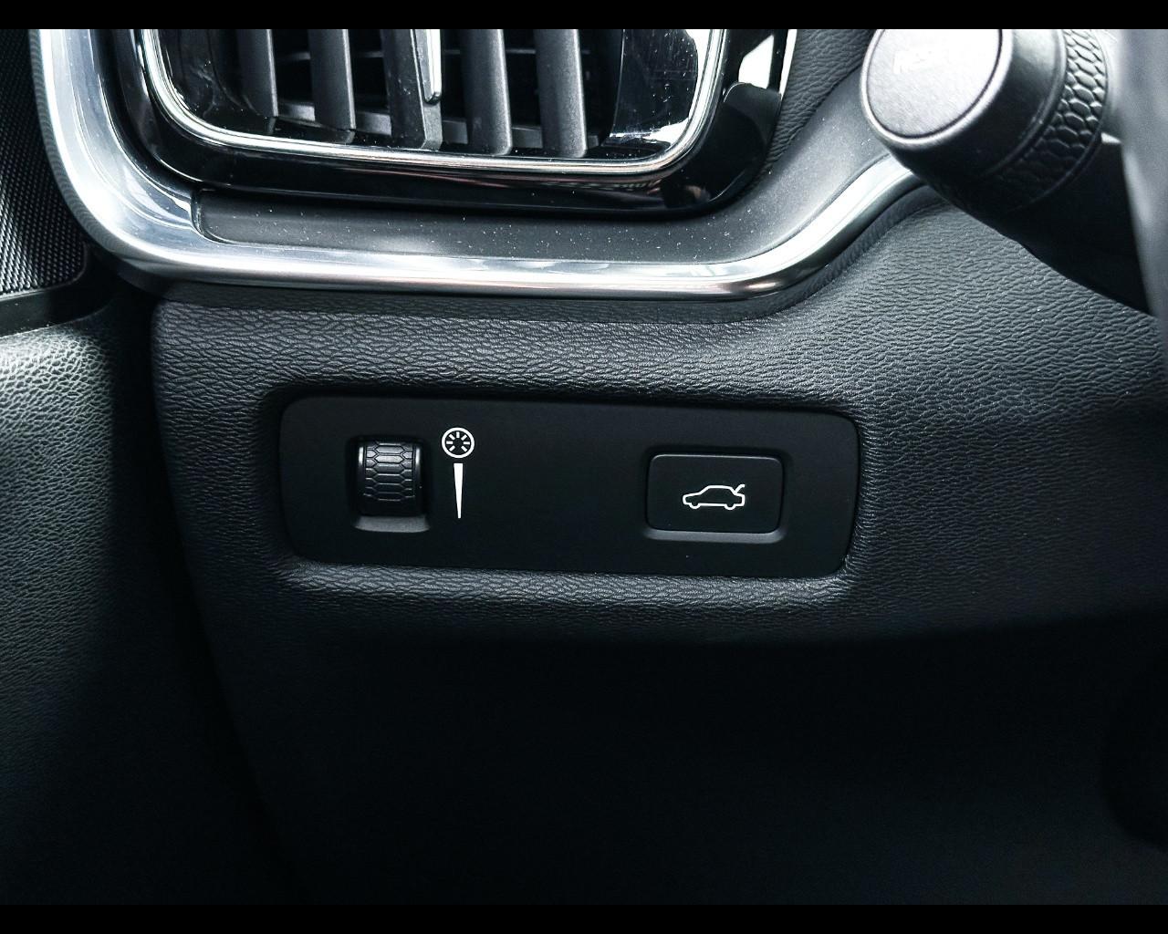 VOLVO V60 (2018-->) - V60 D3 Geartronic Momentum Business