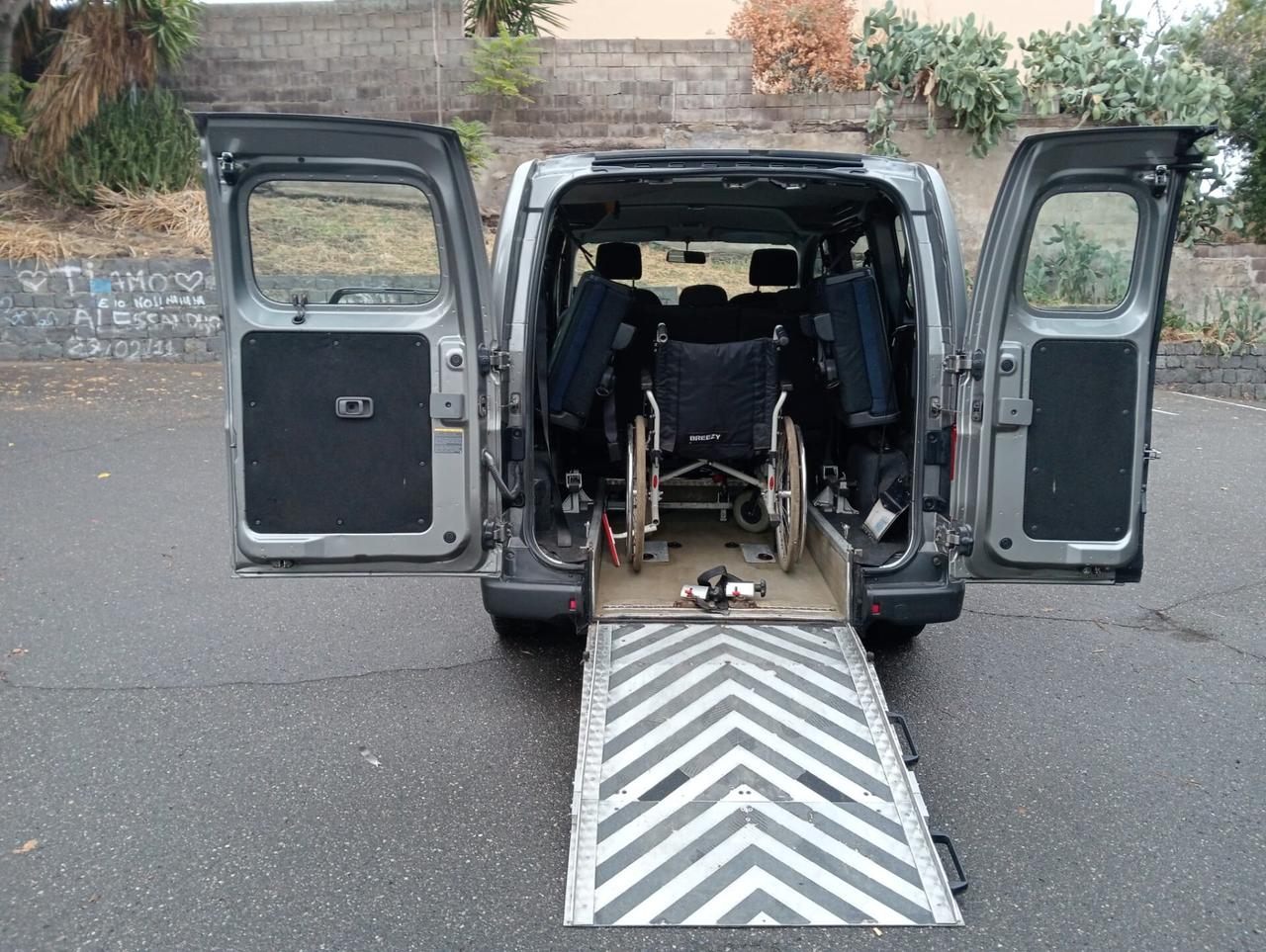 Nissan NV200 Pianale ribassato con rampa disabili in carrozzina