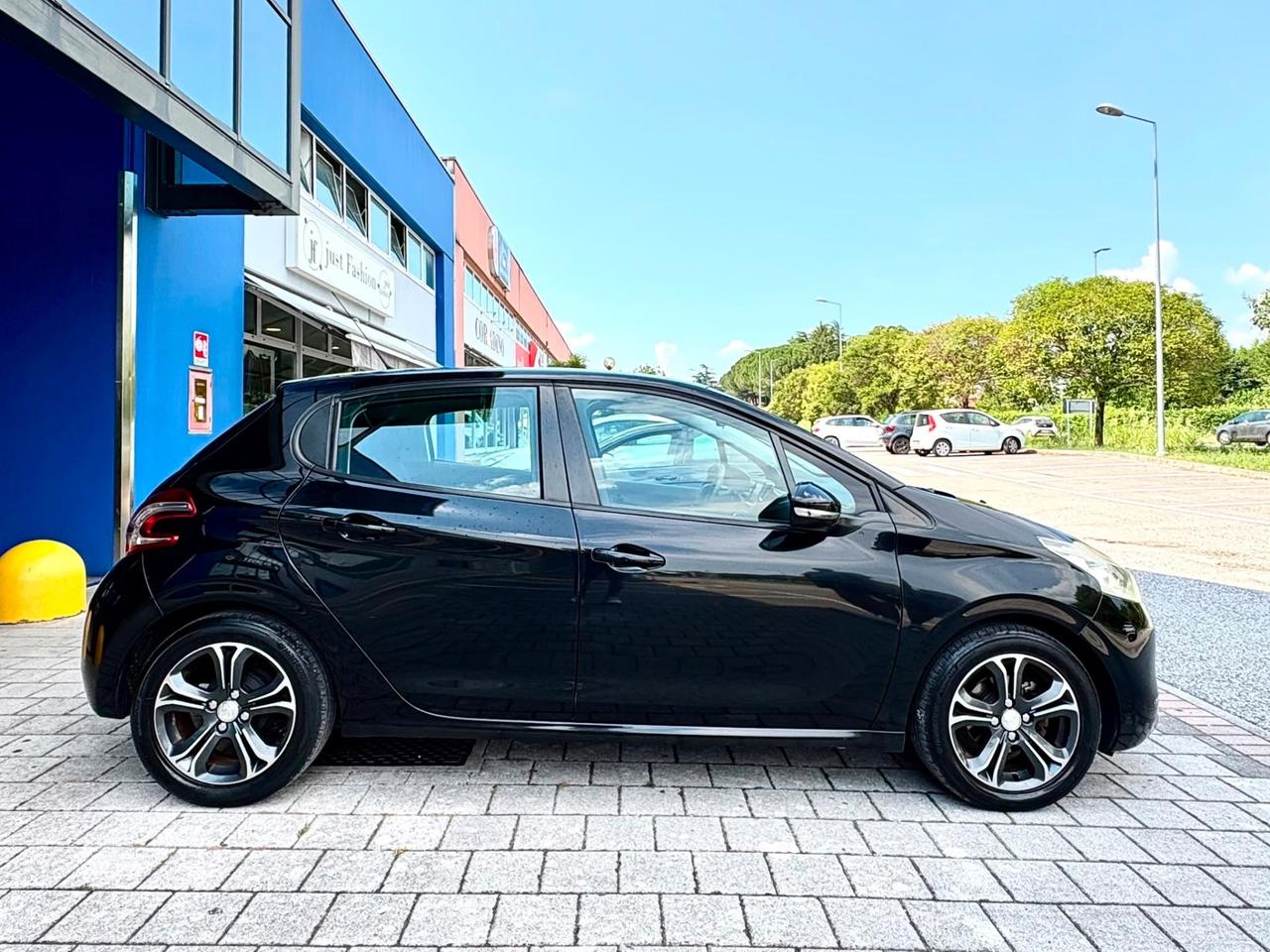 Peugeot 208 5p 1.2 82cv ok neopatentati