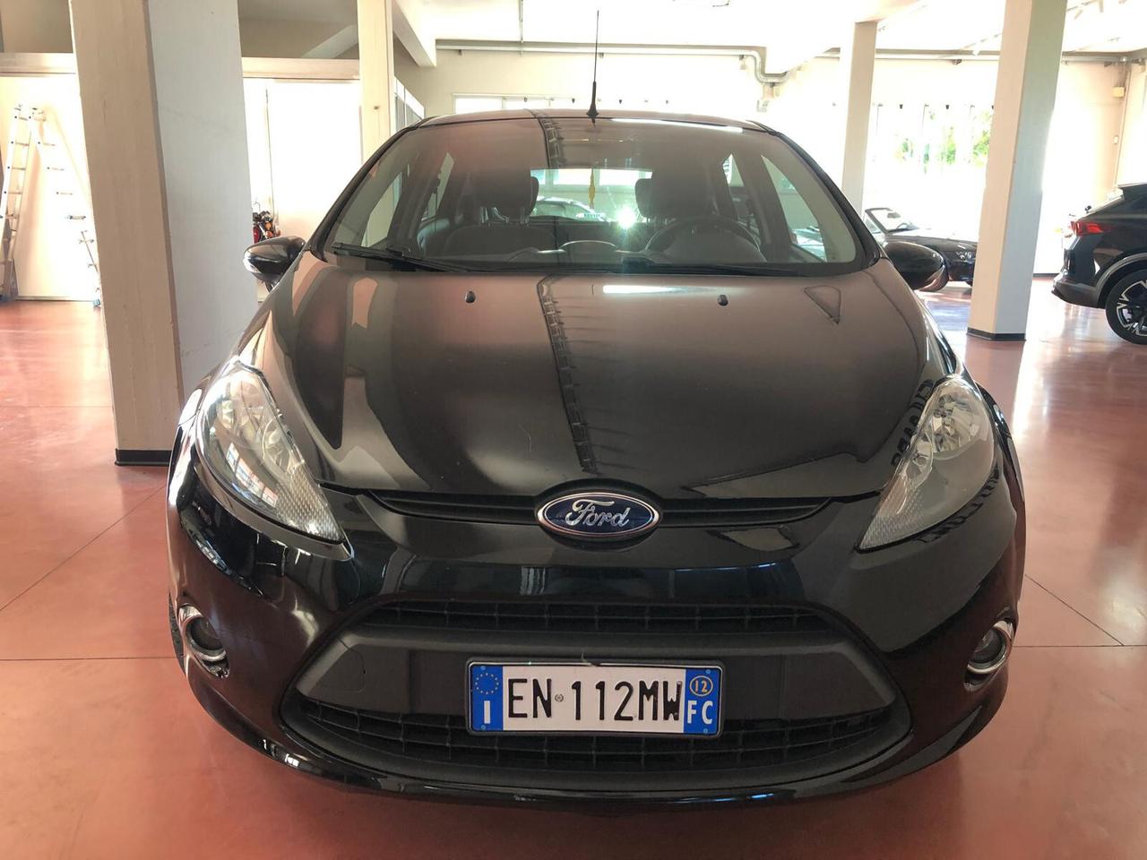 Ford Fiesta NEOPATENTATI E DISTRIBUZIONE FATTA 1.4 TDCi 70CV 5 porte Titanium