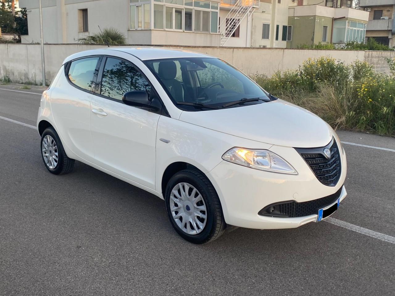 Lancia Ypsilon 0.9 TwinAir 85 CV 5 porte Metano Ecochic Silver