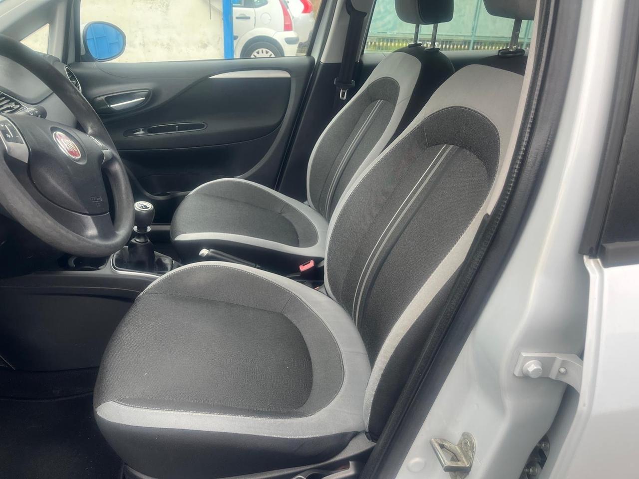 Punto Fiat g punto 5P-1.4-77cv- metano -full-2012