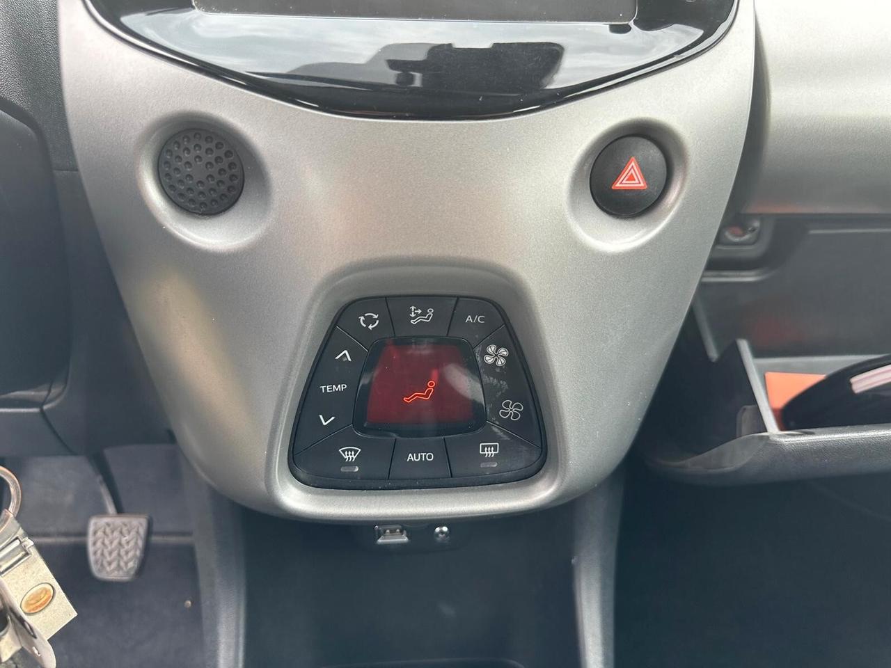 Toyota Aygo 1.0 VVT-i 69 CV 5 porte x-cool TSS