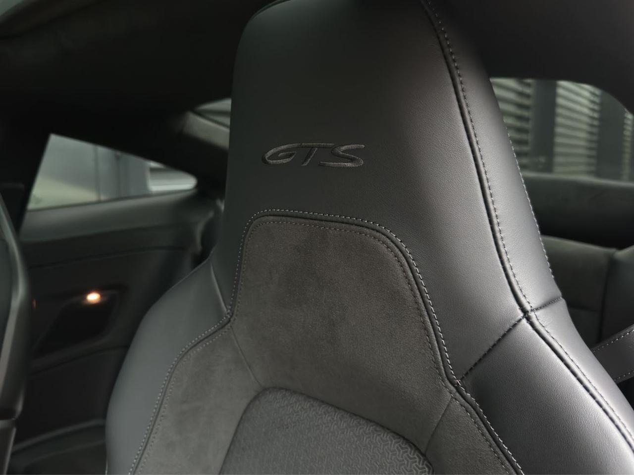 PORSCHE 992 Carrera 4 GTS 2.0*Matrix-Alcantara-Finanz*