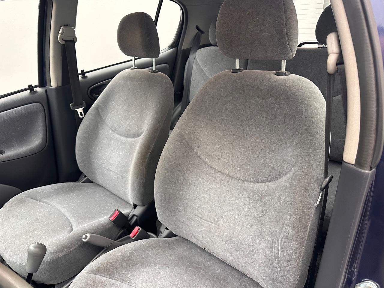 Toyota Yaris 1.0i 16V cat 5 porte Sol