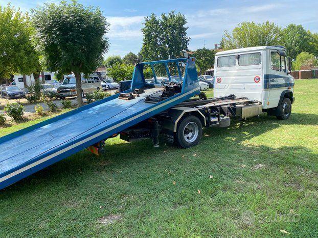 Mercedes carro attrezzi scarrabile con gru