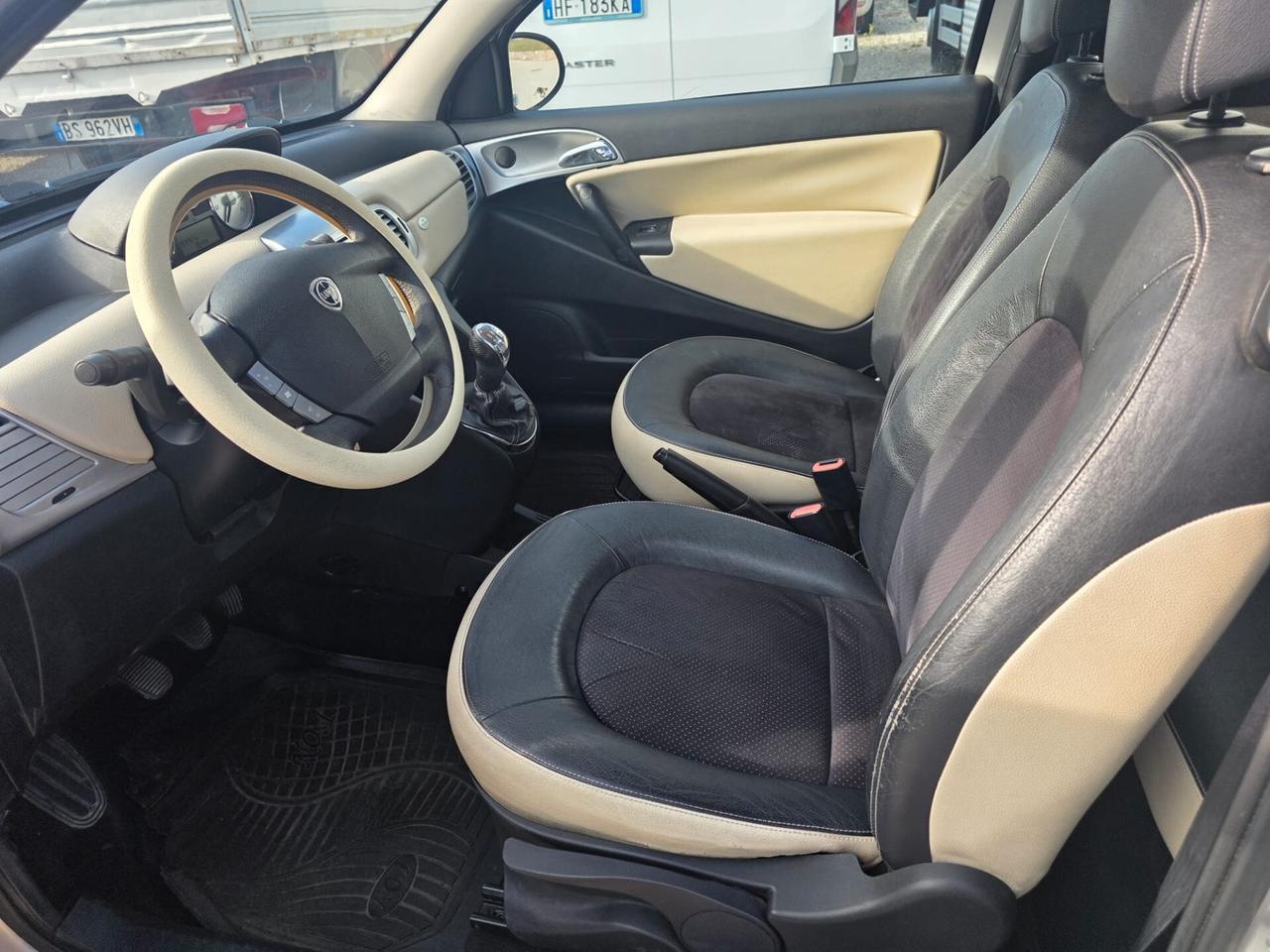 Lancia Ypsilon 1.3 MJT 75 CV Platino