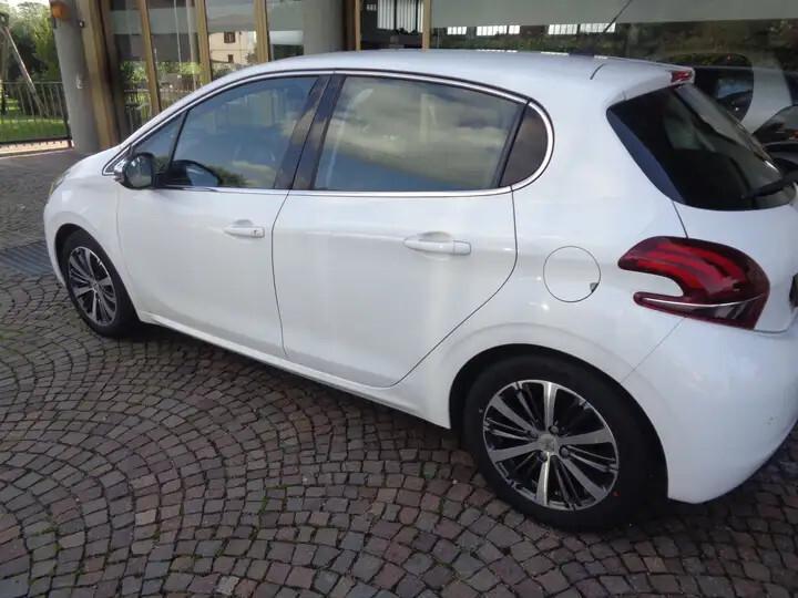 Peugeot 208 Blue 1.5HDi 5 porte" Versione Allure Originale"