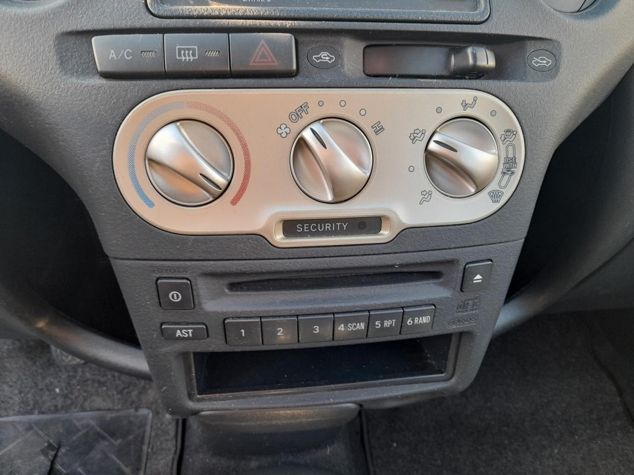 Toyota Yaris 1.0i 16V cat 5 porte Sol