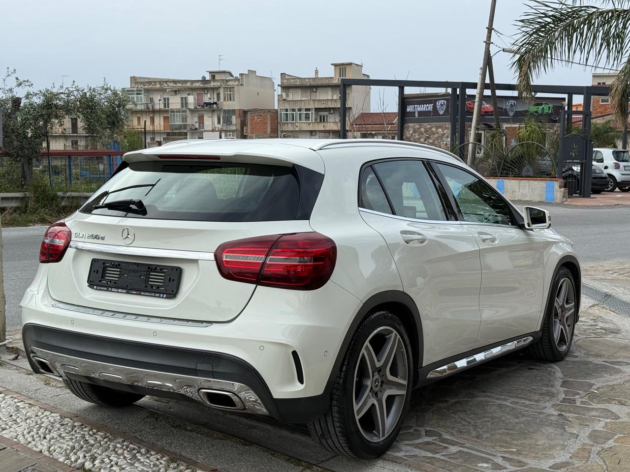 Mercedes-benz GLA 200 d Automatic Premium AMG Led Pelle Navy Cam 360*Bi xenon