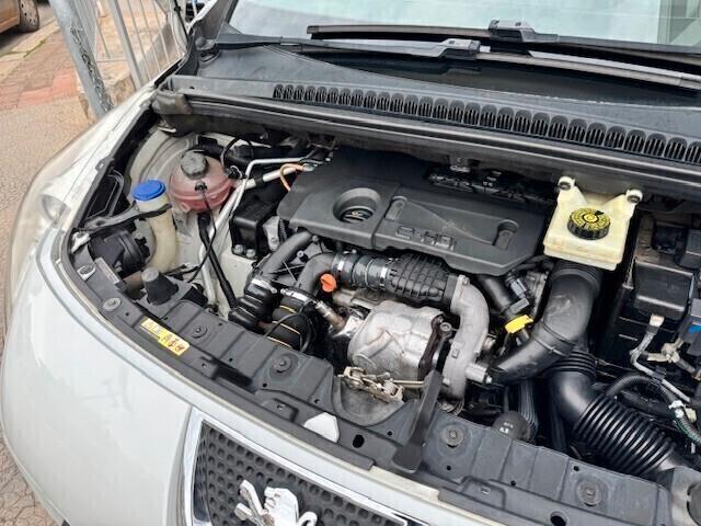 Peugeot 3008 1.6 e-HDi 112CV C. Autom.-Navi-Tel-Pdc-Cruise C.-Grip Control