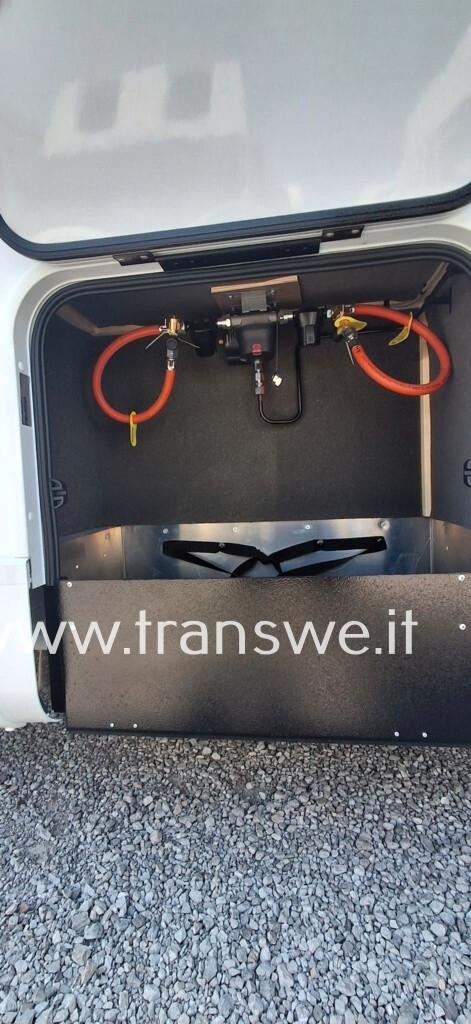 Carado A364 Camper mansarato con letto matrimoniale e maxi garage